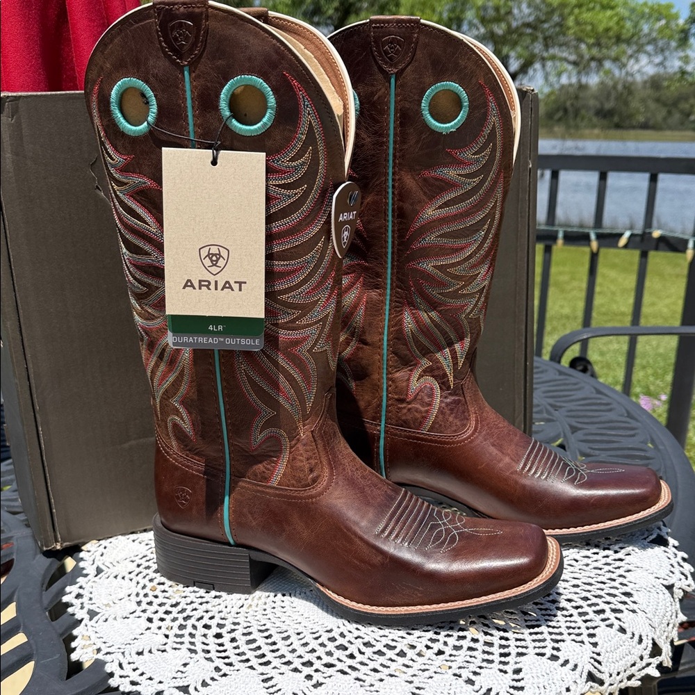 NWT! Retail $199 Ariat Round Up Ryder “Sassy Brown”Boots with Turquoise Accents